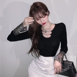 Небольшой дизайнерский приталенный лонгслив, приятная телу футболка, осенний, в обтяжку, тренд сезона, V-образный вырез