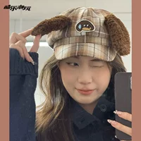 Милый щенок восьмиугольной шапочки коричневого цвета