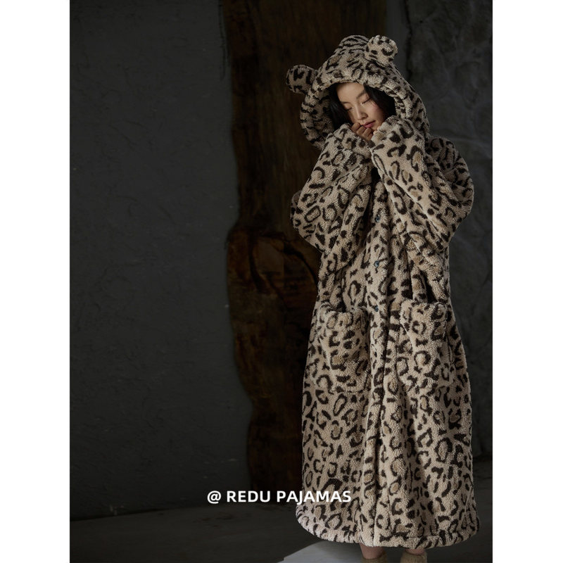 Leopard Print Coral Fleece Bathrobe for Women, Winter Thickened Hooded Warm Cute Loungewear, High Aesthetic Value Leopard Print Coral Fleece Bathrobe for Women, Winter Thickened Hooded Warm Cute Loungewear, High Aesthetic Value