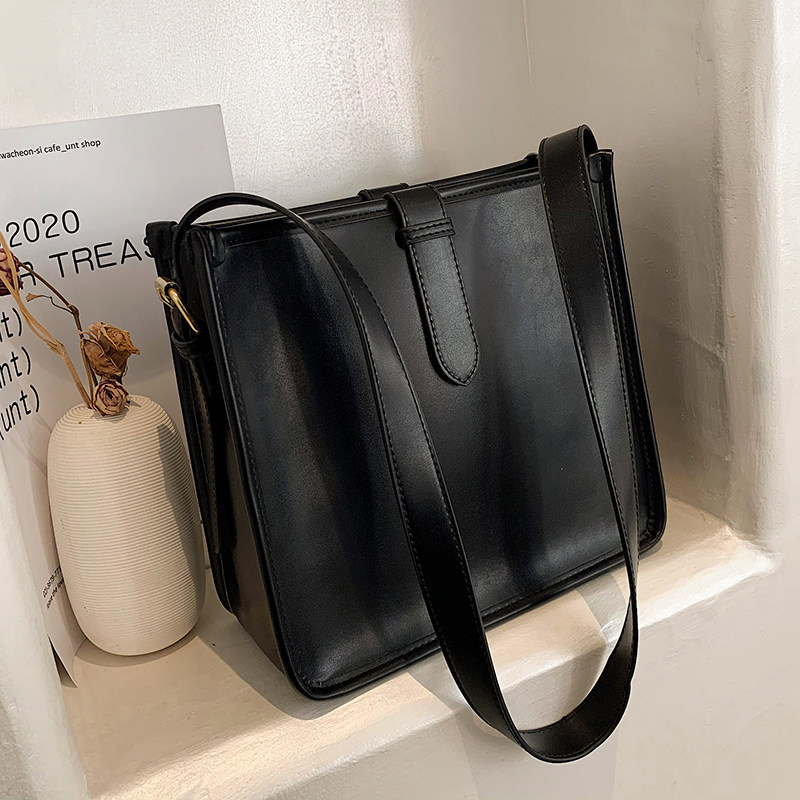 Small bag girl 2022 new tide fashion large capacity single shoulder bag bag pet with texture armpit bucket bag