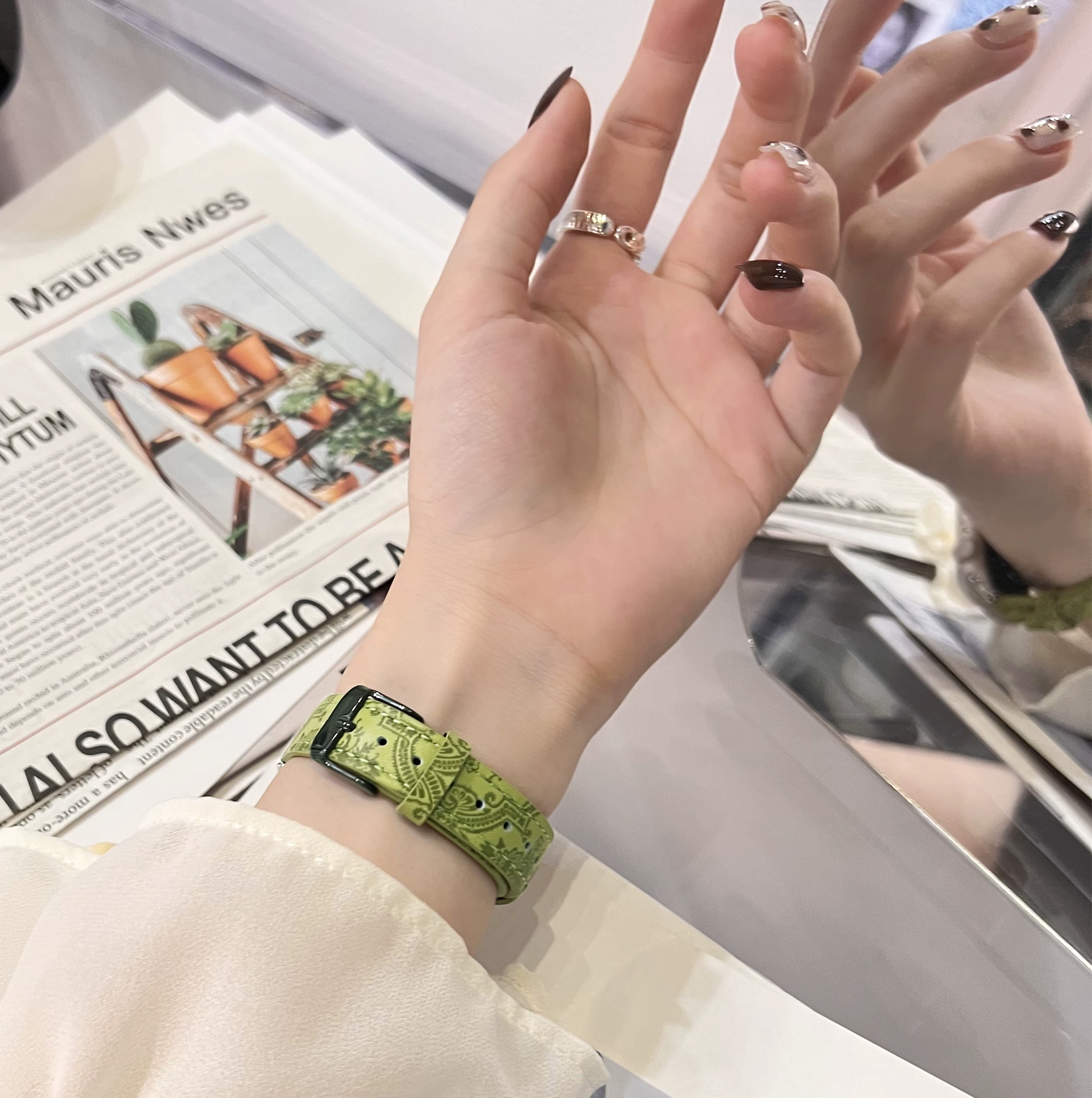 Совместимый ремешок для IWATCH S9 из кожи Hermes Advanced Applewatch Ultra2/S9 Apple Watch Bandes Creative Creative Green Fragrance Женский осенний новый продукт Проволочный ремешок