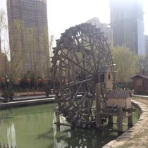 Anti-corrosion wood waterwheel Outdoor large electric rotating wind and water wheel flow water Wooden stepping wood waterwheel Landscape waterwheel