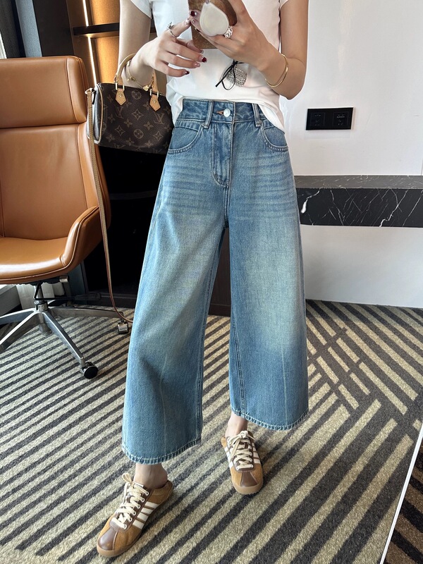 Chu Peipei Fashion Release - Summer's Hottest Eight-Point Jeans for Women