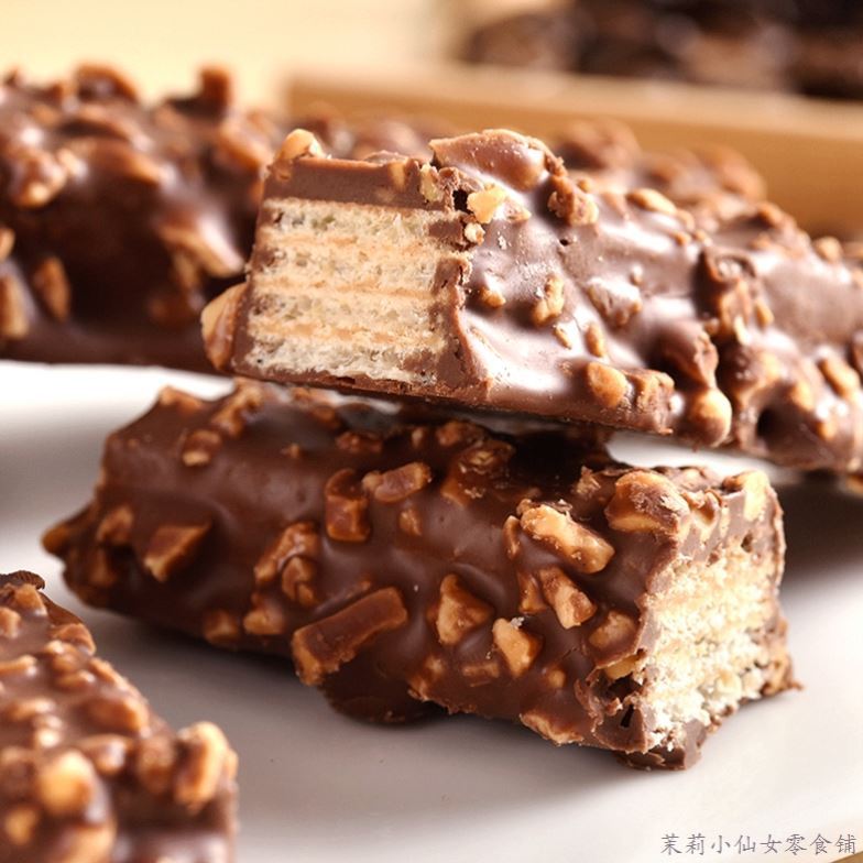 Weight gain snacks high calorie food weight gain chocolate sandwich wafer biscuits whole box to satisfy hunger and stay up late snacks