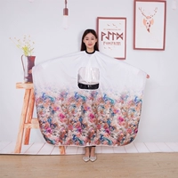 Таоксиновый мобильный телефон окружает красные цветы