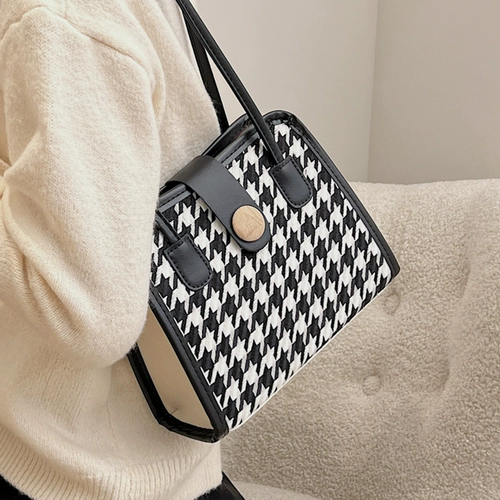 Небольшая сумка на одно плечо, дизайнерская брендовая сумка подмышку, тренд сезона