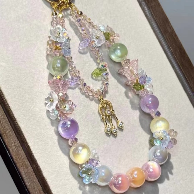 New spring/summer versatile floral glass bead resin phone charm, super beautiful, understated luxury, exquisite and high-end women's pastoral style beaded fashion wrist strap, unique phone charm.