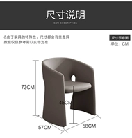 Серый стол из высококачественной искусственной кожи и 2 стула.