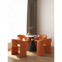 Оранжевый стол из высококачественной искусственной кожи и 4 стула.