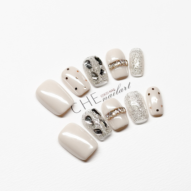 2026 New Style Handmade Manicure Wearable Nails Moonlight White Sparkling Elegant Versatile Short Style High-End Whitening Effect 1262