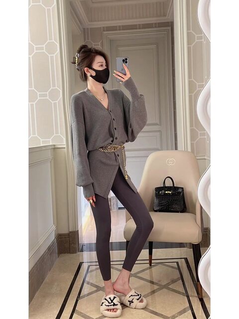 Brown mid-length V-neck sweater knitted cardigan jacket for women in autumn and winter, high-end and super nice-looking waist-cinching early spring top