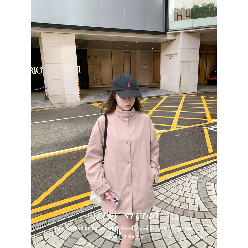 Stunning Pink Stand-Collar Short Trench Coat for Women, Autumn Loose Single-Breasted Cardigan with a High-End Feel and Adjustable Back Slit Stunning Pink Stand-Collar Short Trench Coat for Women, Autumn Loose Single-Breasted Cardigan with a High-End Feel and Adjustable Back Slit
