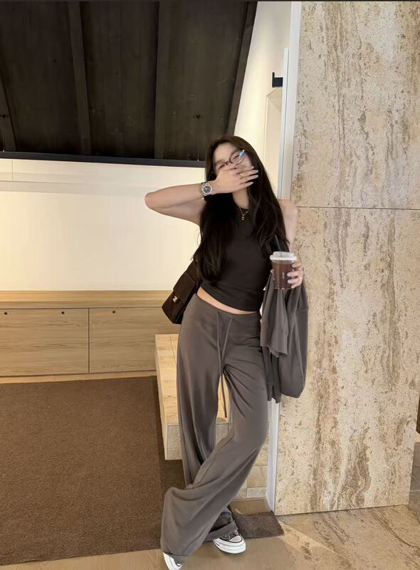 Fuyue Goes Out in a Khaki "Model After-Work Style Suit," Casual and Relaxed, Slimming, Textured Fabric, Extended Length Fuyue Goes Out in a Khaki "Model After-Work Style Suit," Casual and Relaxed, Slimming, Textured Fabric, Extended Length