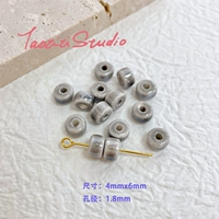 Один из темно -серых бусин