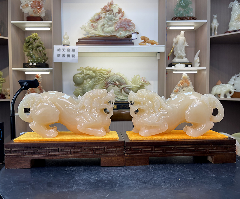 Natural jade sculpture and garden rabbit furnished pure hand-made sculpture