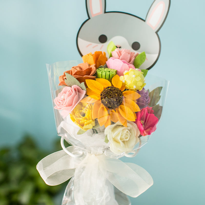 diy handmade hand holding sunflower bouquet Valentine's day kindergarten to send girlfriend couple gift ideas