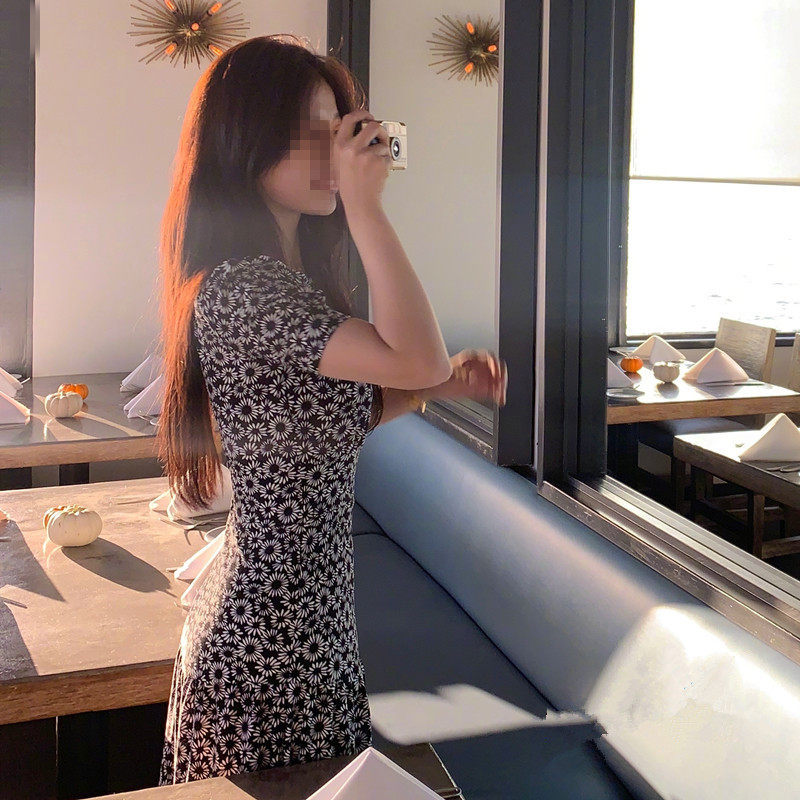 22 Xia Yu Xin Xin and the same French style of thin black temperament in the long - sized daisies crushed flower dress woman