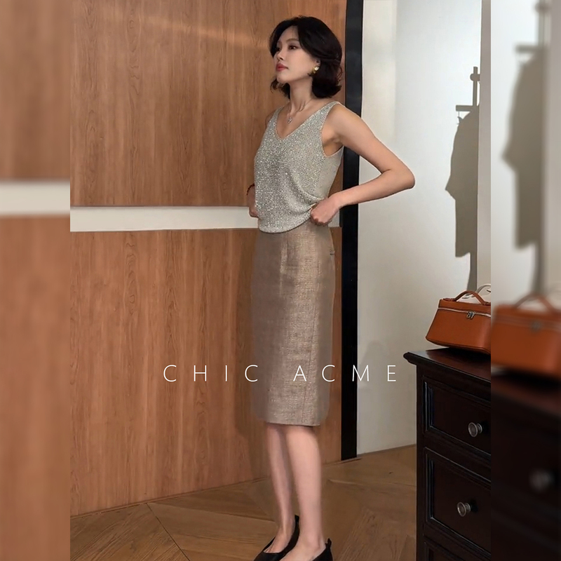 Chen Yanjun Chic Acme Silver Thread Knitted Rhinestone-Embellished Comfortable V-Neck Short Sleeveless Camisole Chen Yanjun Chic Acme Silver Thread Knitted Rhinestone-Embellished Comfortable V-Neck Short Sleeveless Camisole
