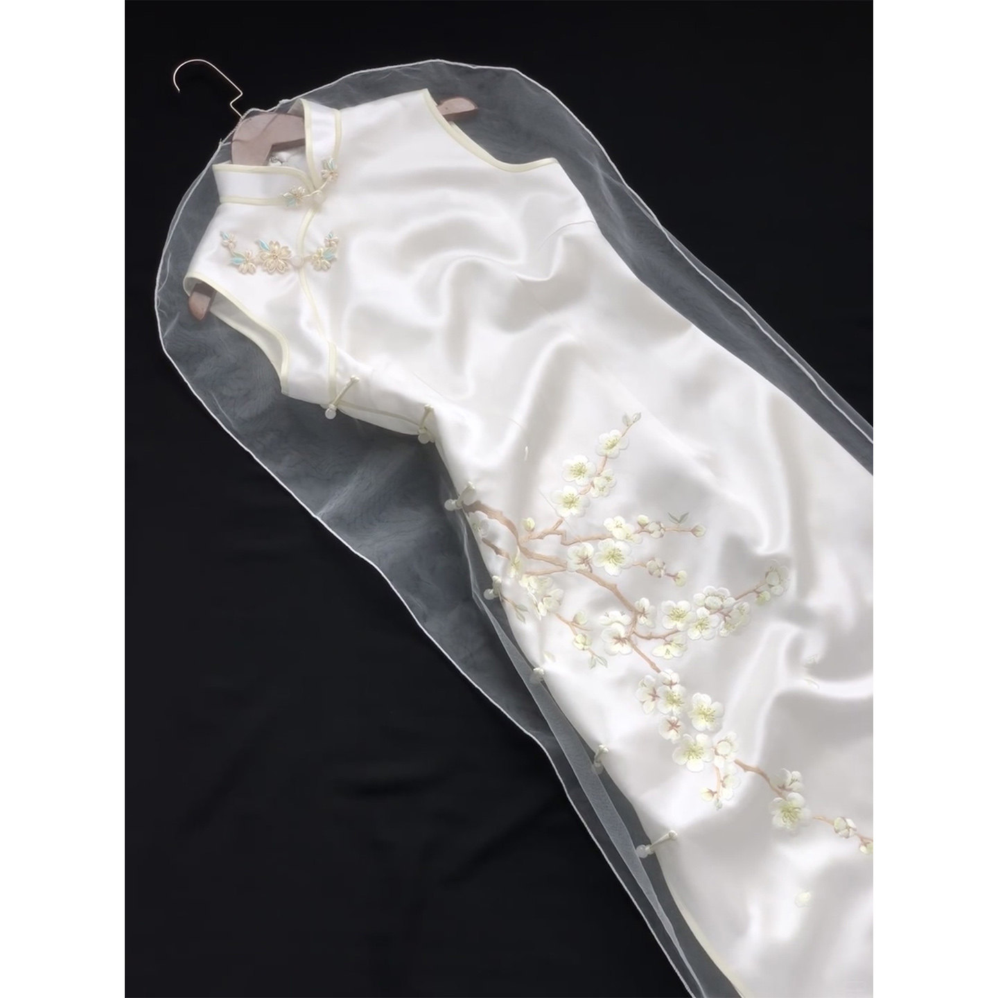 Новое платье для помолвки в китайском стиле, платье для тостов, cheongsam 2026, новое вышитое атласное платье высокого класса, атмосфера высокого класса