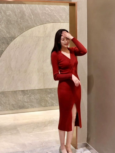 Красный лонгслив, приталенное трикотажное платье, длинная юбка, изысканный стиль, яркий броский стиль, французский стиль