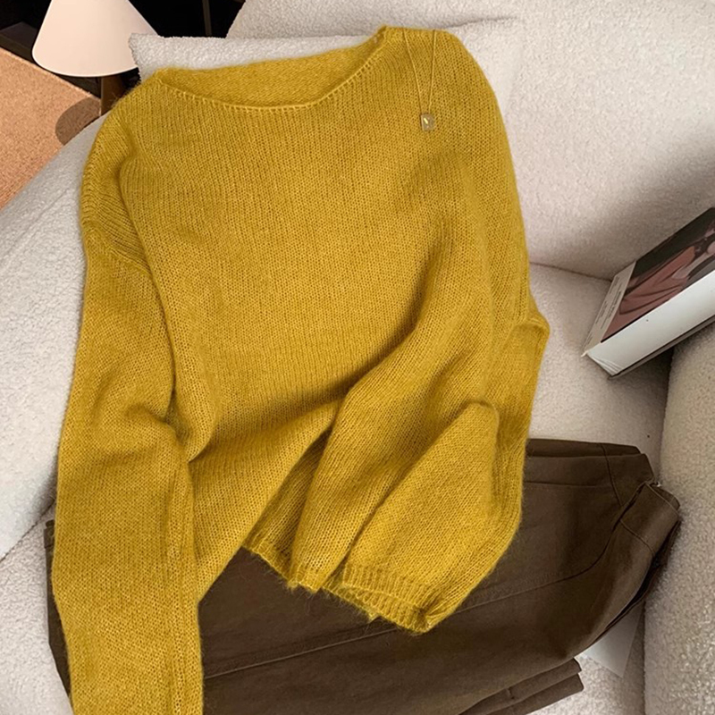 European High-End Early Autumn and Winter 2026 New Women's Clothing with a Sense of Sophistication, Yellow Loose Knit Top, European Goods