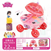 Белоснежная милая принцесса в тележке с тыквой