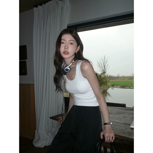 Базовая черная майка топ, короткая футболка без рукавов, по фигуре