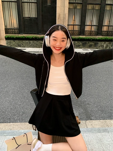 Черный весенний летний приталенный лонгслив, приятный телу трикотажный свитер