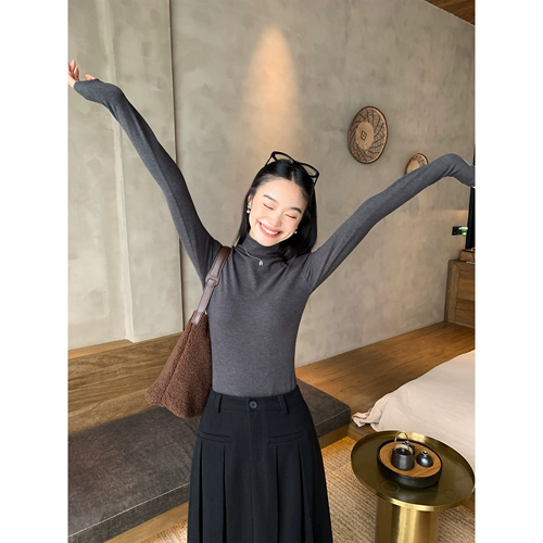 pusumede Черный цветной трикотажный демисезонный приталенный базовый приятный телу свитер