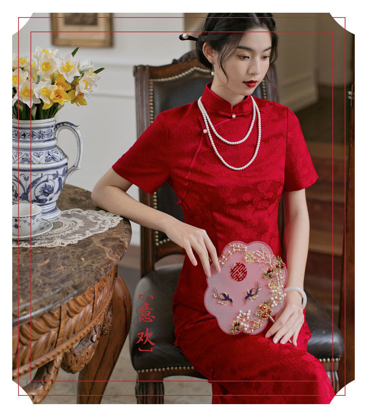 レッド 意歓 浮き彫りジャカード 低スリット 飾りボタン チャイナ