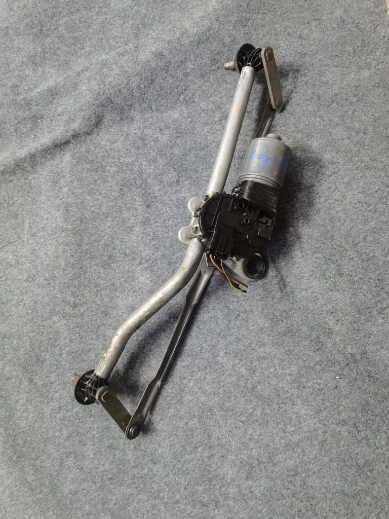 Suitable for BMW E46 325 wiper motor wiper linkage rod front windshield wiper motor motor