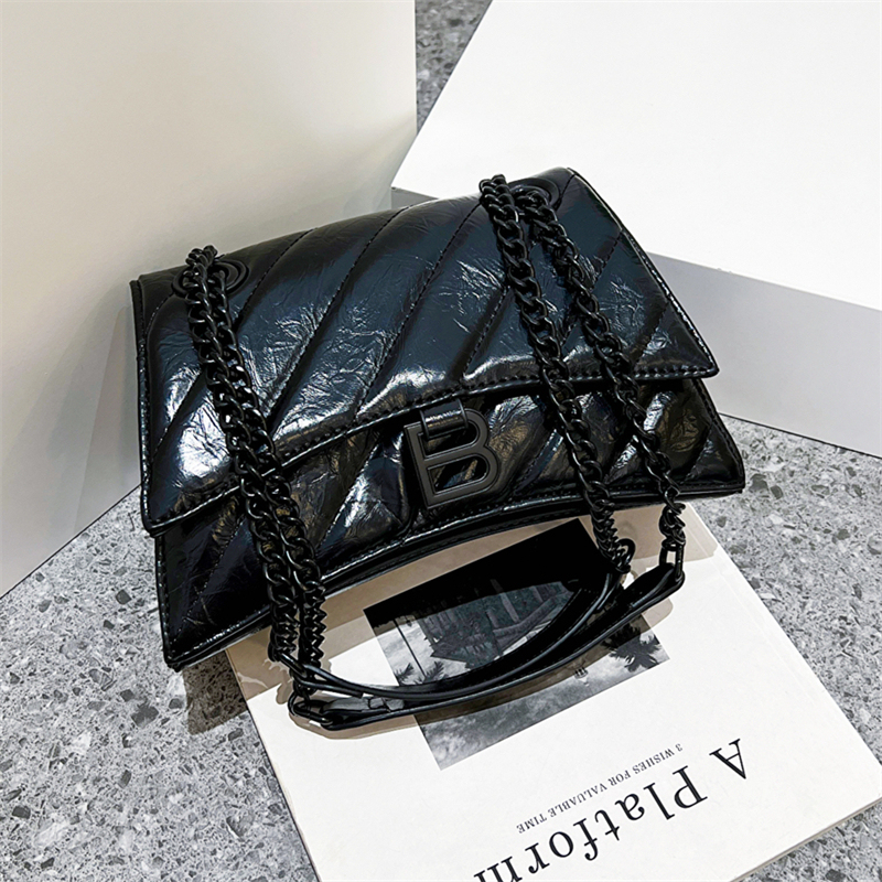 Hong Kong Exclusive Quilted Hourglass Bag for Women 2026 New Model High-End Large Capacity Versatile Shoulder Crossbody Commuter Bag