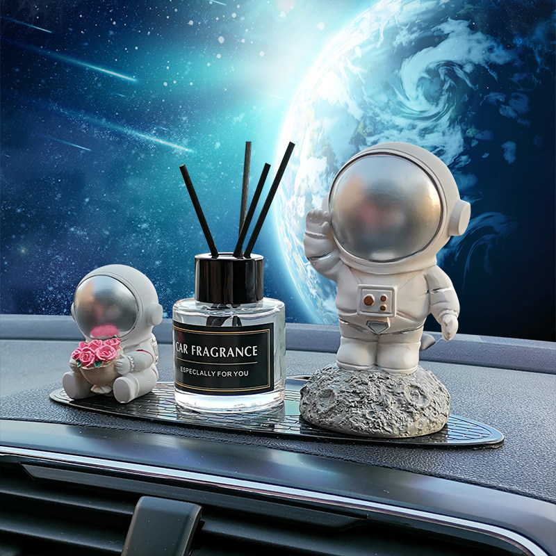Astronaut astronaut car aromatherapy ornaments car essential oil perfume lasting light fragrance net red car interior decoration supplies