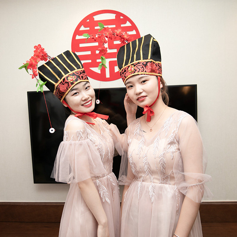 接亲堵门创意大作战：诸葛吃糖帽整蛊新郎，伴郎团结婚游戏必备道具！-堵门-淘宝百科网