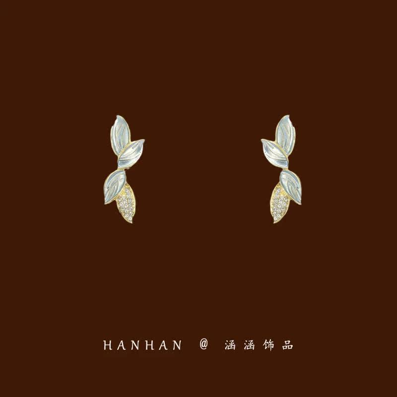 Small frescoed leaf ear pendant spring summer style retro earrings small crowdsourced sweet and temperamental harbor wind ear pin high-grade ear decoration