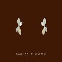 Small frescoed leaf ear pendant spring summer style retro earrings small crowdsourced sweet and temperamental harbor wind ear nail high-grade ear decoration