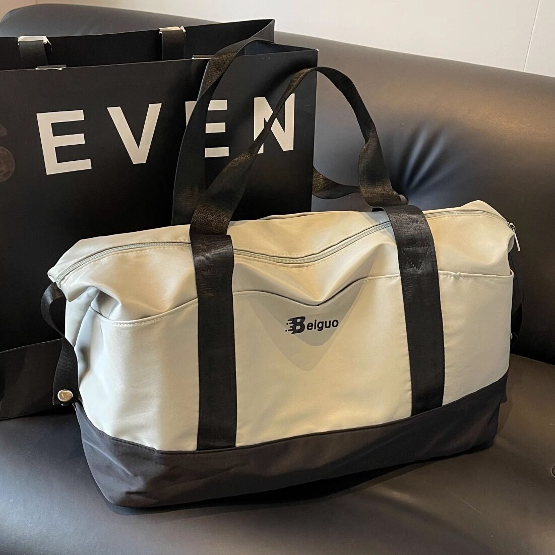 Large-capacity short-distance travel bag for business trips and carry-on boarding