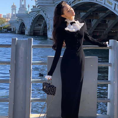 Xiaoli's black velvet long-sleeved dress for autumn and winter is a retro French Herben style dress with a touch of a thousand gold pieces. It is a slimming and body-hugging dress