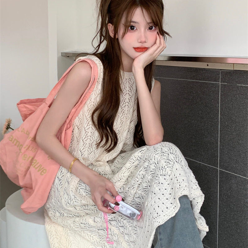 夏にぴったりの、ユニークなデザインのレイヤードカーディガン風ニットベストドレス。背中にスリットが入ったマキシ丈ドレスです。