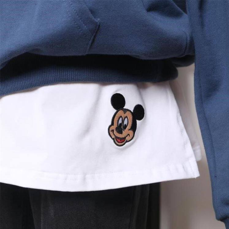 The sweatshirt is set with a white side and a large size false down, and the bottom diviner stack wears a 100 hitch underskirt to match the sweater.
