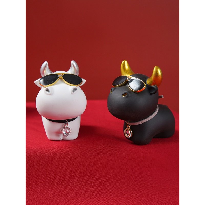 Car swing piece personality Merchants Cartoon Cute Cute Mengniu Paparazzi in the middle control desk beautiful net red vehicular women's money