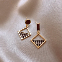 Ear - decoration 2022 new tide female net red temperament earrings asymmetrical autumn and winter ear crashes 925 pure silver needle