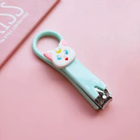 Голубая голова белой кошки с синим цветом