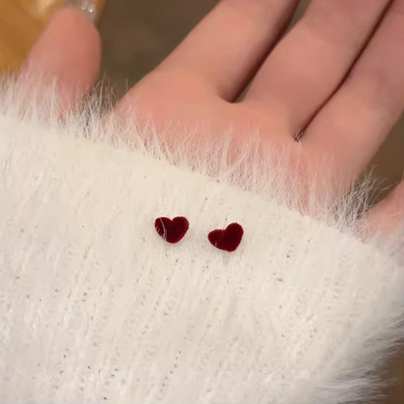 DoRa | small wine red plush love heart ear nail woman temperament superior pure silver needle ear decoration autumn winter earrings-Taobao