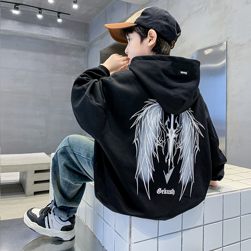 男の子用ブラックフード付きスウェットシャツ春と秋2025新作反射羽根ワンピースフリース春ボトミングシャツトレンド子供用
