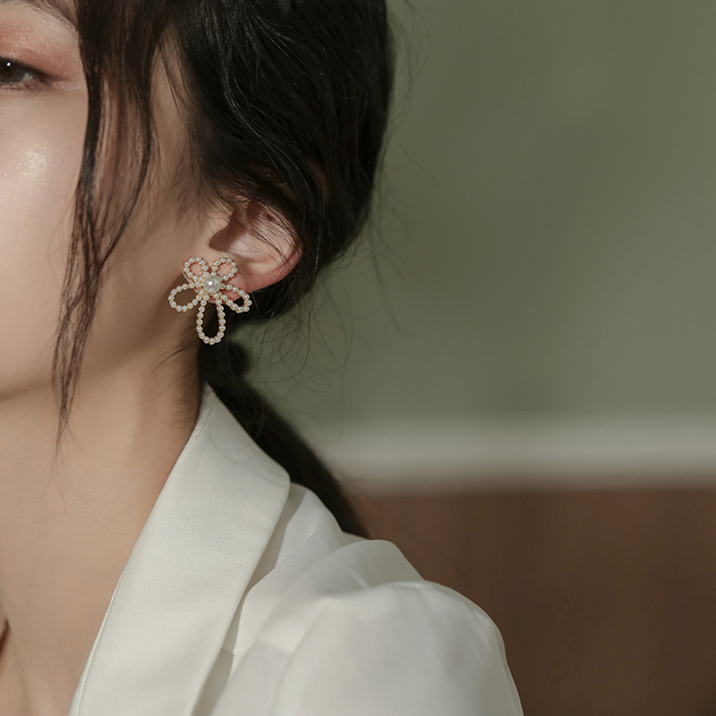 Flowers Pearl Earrings 2022 New Woman Temperament Earshot Advanced Sensation Light Extravagant Atmosphere Fashion Design Sensual Accessories