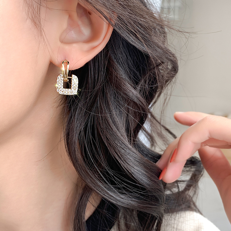 Ear Buckle Earrings Small CrowdDesign Sense Superior Woman Temperament Atmosphere European and American Ins high-end earwear fashion light extravagant and luxurious