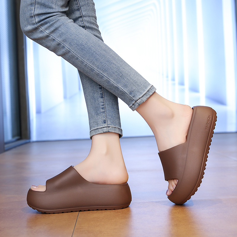 2025 New Style Women's Summer Slippers for Outdoor Wear, Popular Online, Indoor Home Thick-Soled Fashionable Trendy Beach Sandals