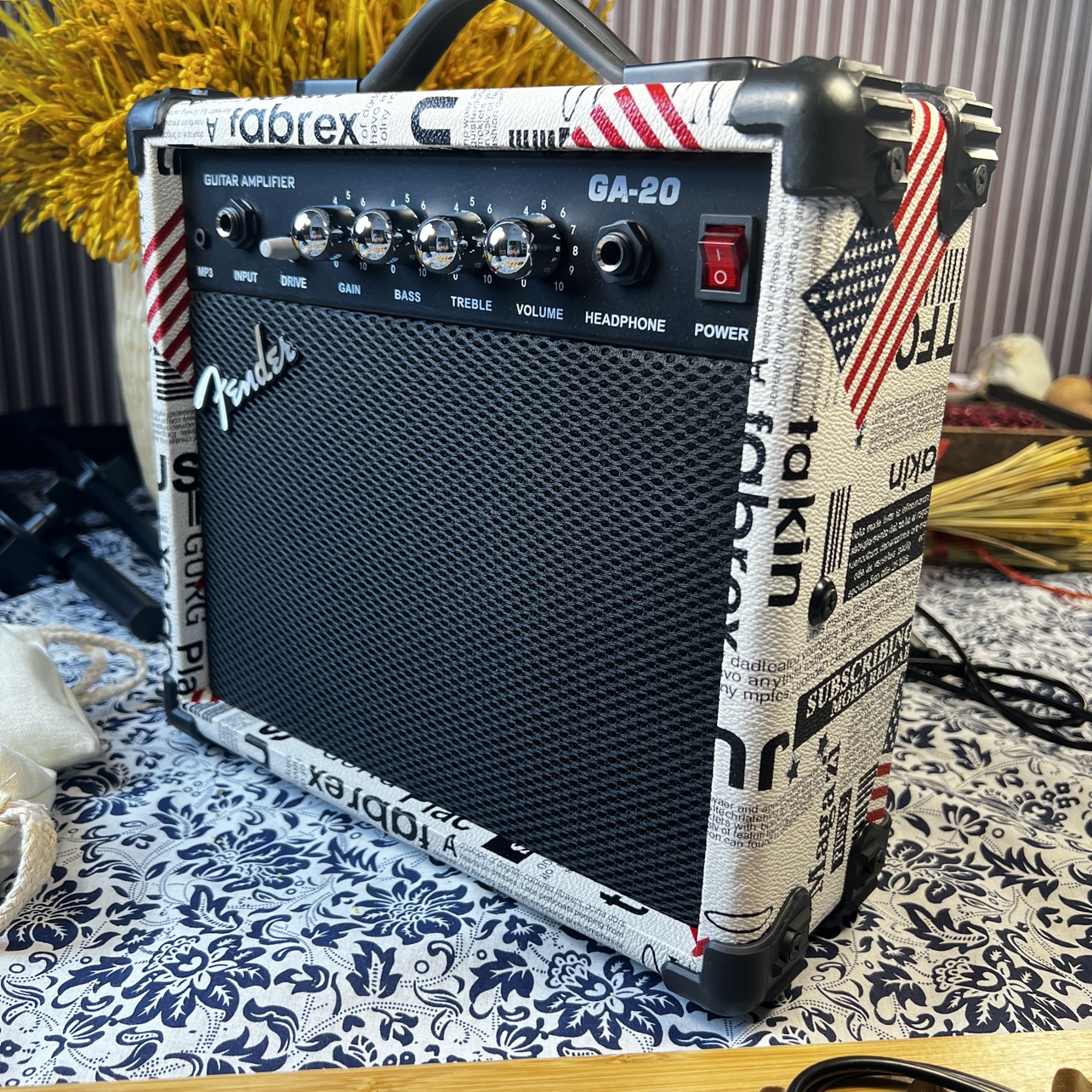 フェンダーエレキギターベーススピーカーディストーションエフェクトサウンドエフェクト内蔵スピーカー