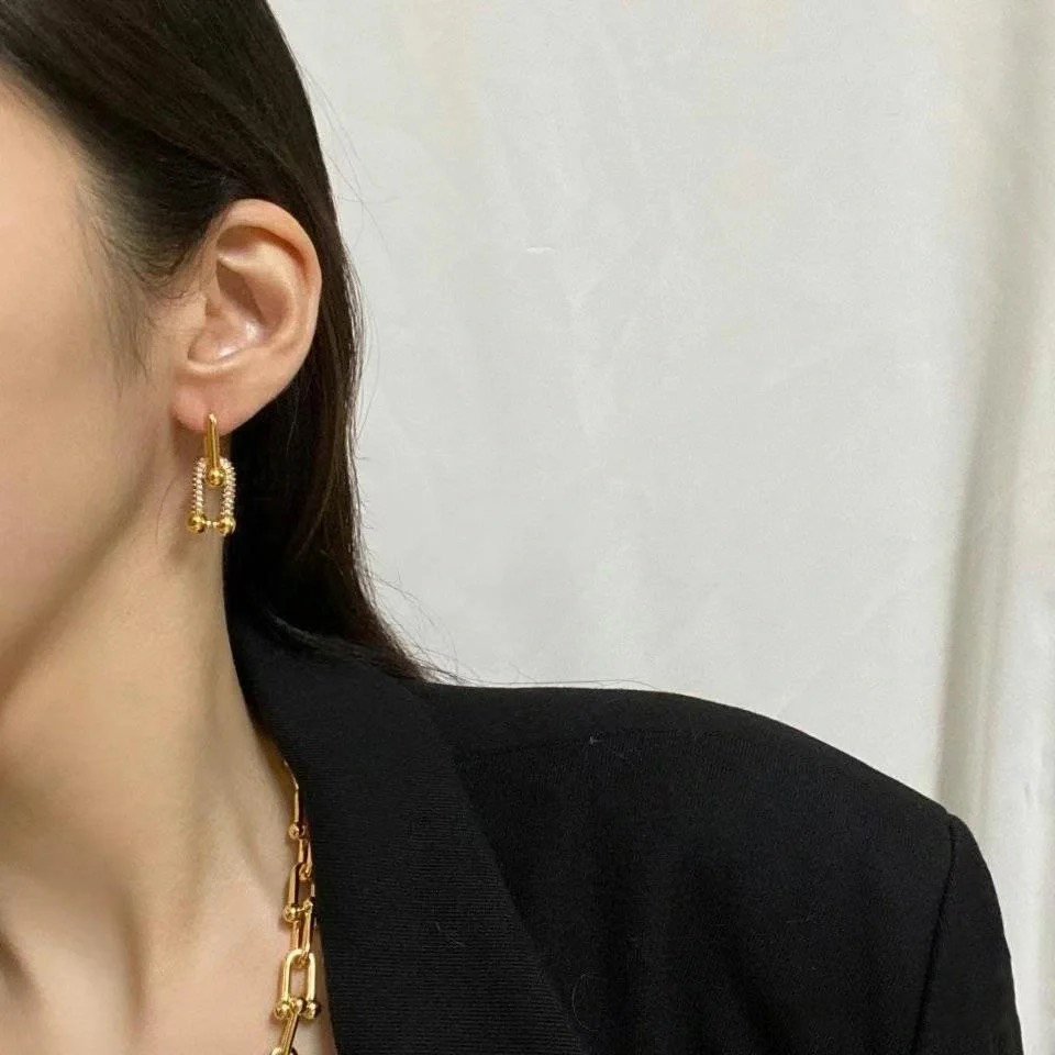 闪耀指尖的心语：心形黄金耳环背后的美学与工艺